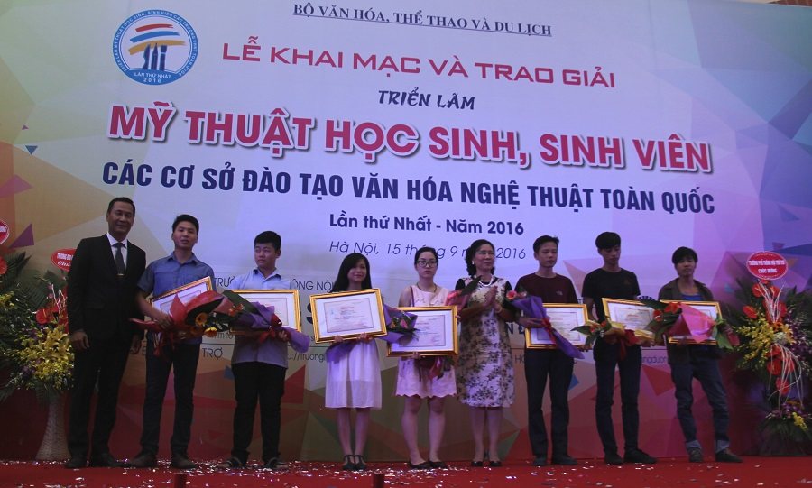 Thứ trưởng Đặng Thị Bích Liên trao giải cho các học sinh, sinh viên có tác phẩm mỹ thuật xuất sắc. 